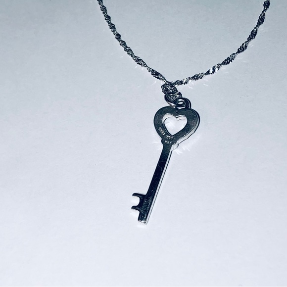 Vintage Solid 925 Sterling Silver Natural Black Diamond Marcasite Key Necklace - Picture 4 of 4